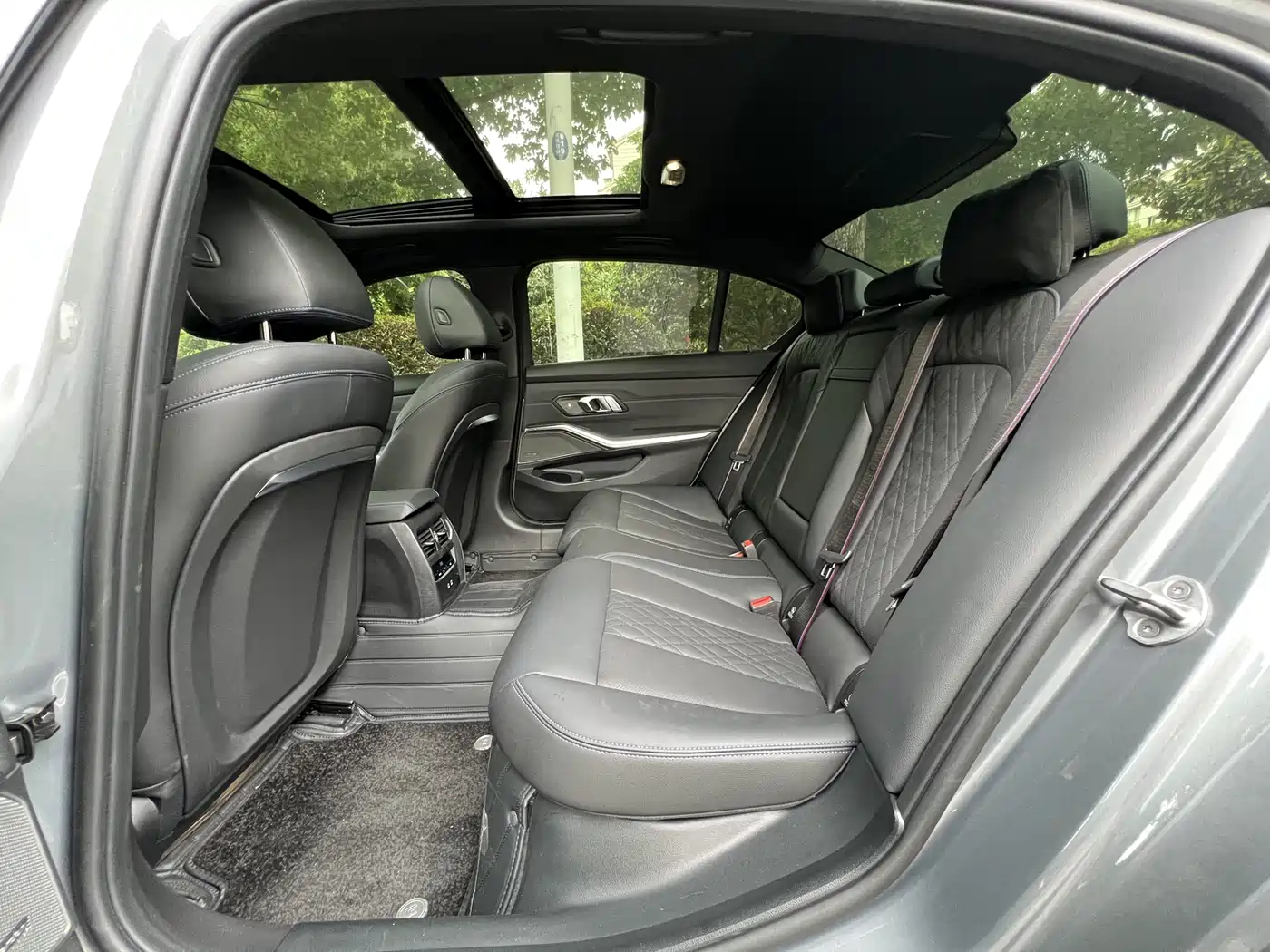 BMW 3 Series 2025 330Li Premium M Sport Night Edition фото 10