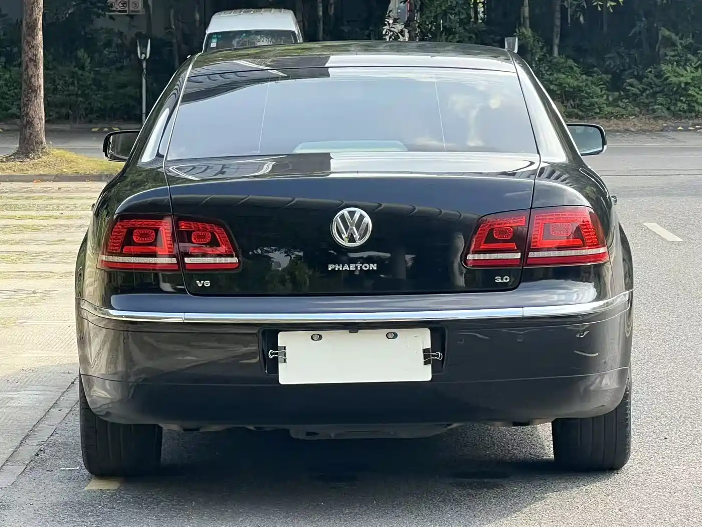 Volkswagen Phaeton 2014 3.0L Business Edition фото 24