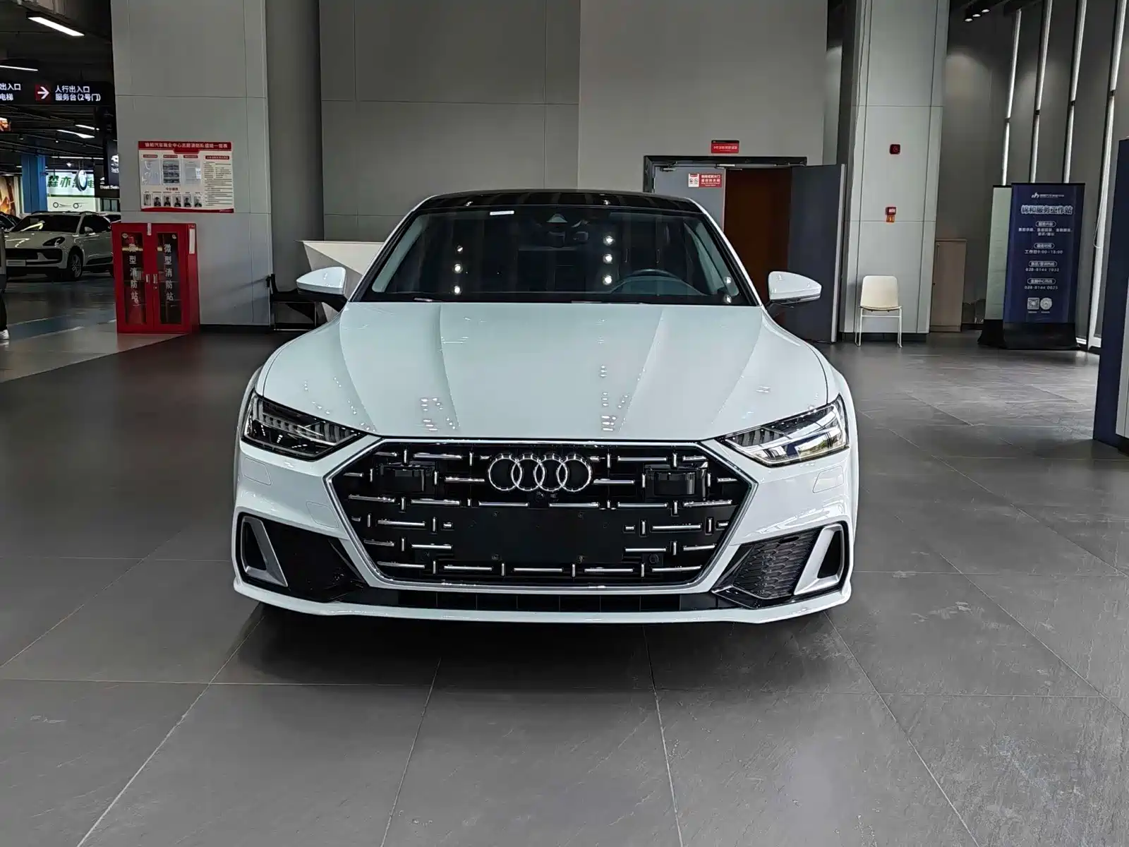 Фото 2 - Audi A7L