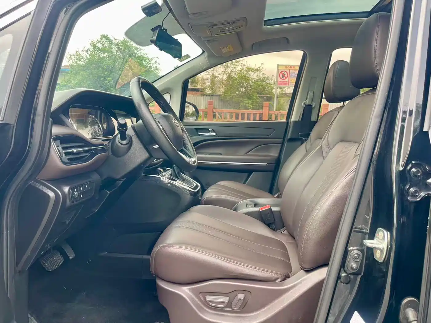 GAC Trumpchi Trumpchi M6 2019 270T Automatic Premium Edition (7-Seater) China V фото 4