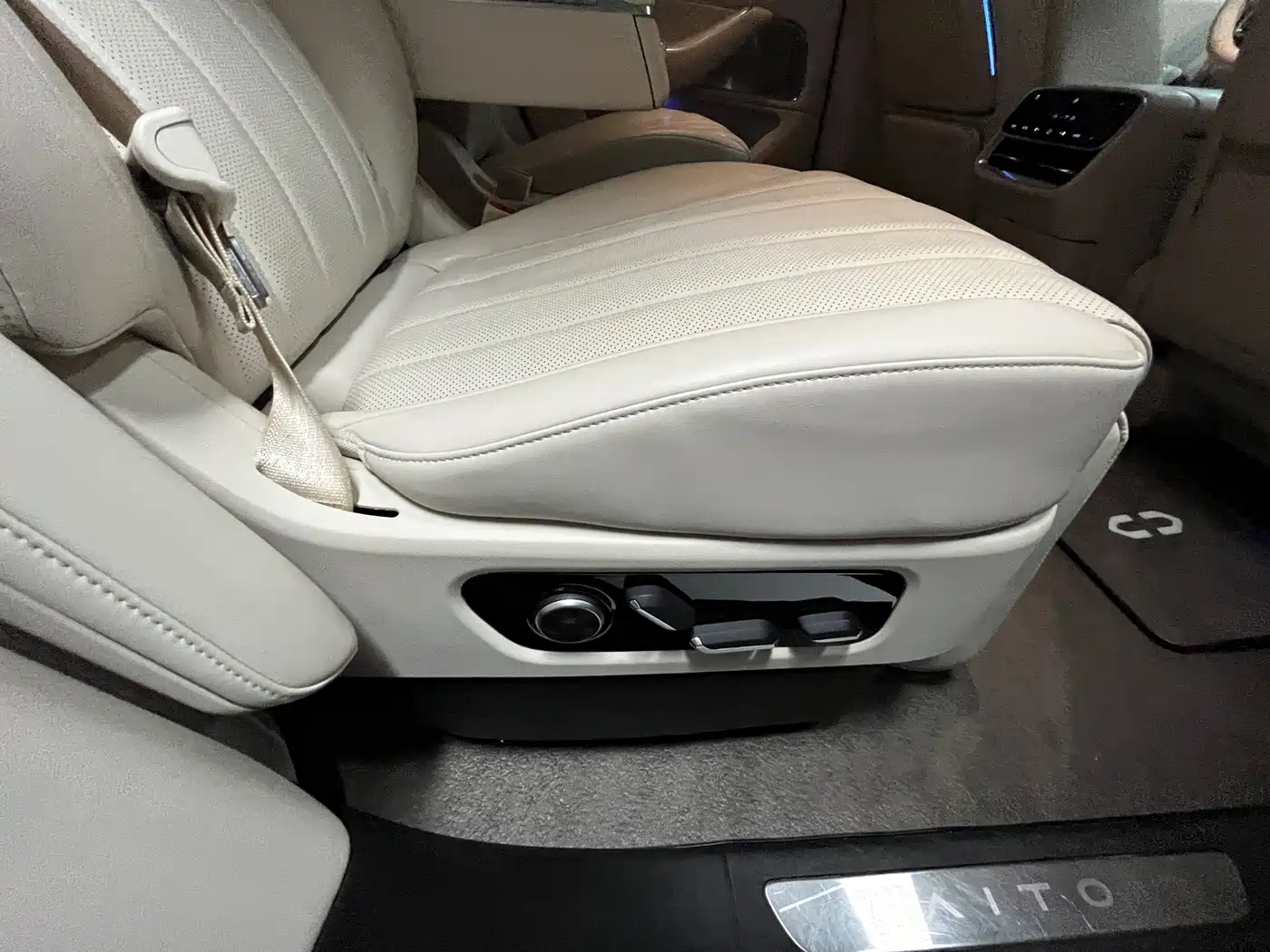 AITO Wenjie AITO M8 2025 Model Extended Range Max+ Edition 53.4kWh 6-Seater фото 20