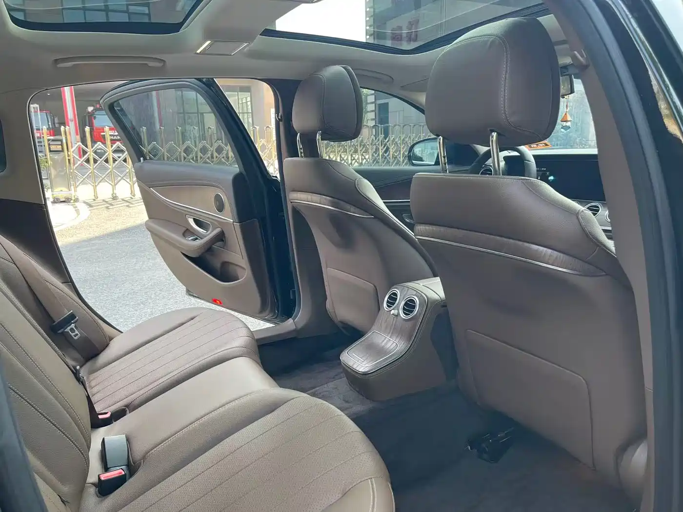 Mercedes-Benz E-Class 2023 E 260 L фото 13