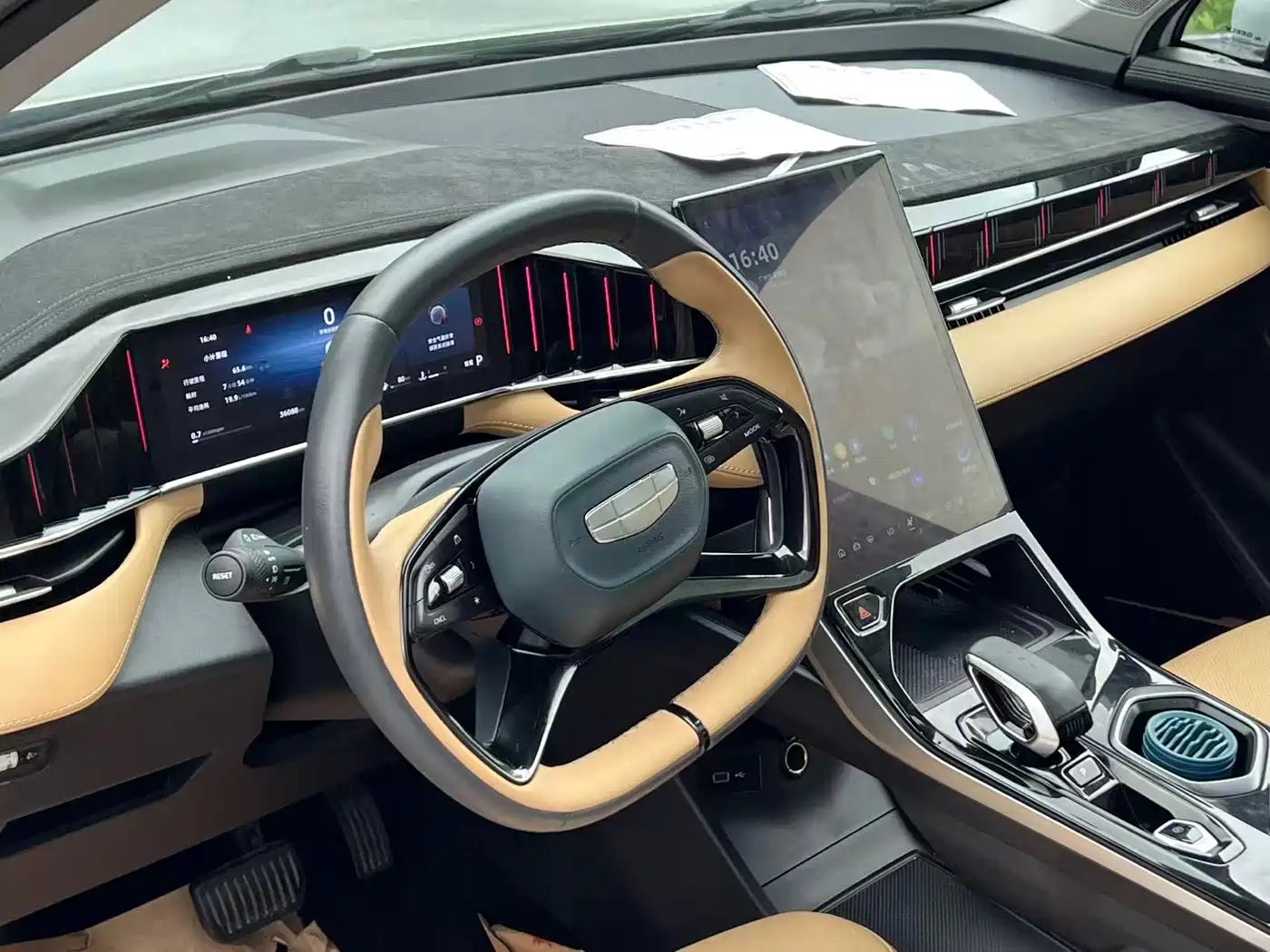 Фото 8 - Geely Atlas L