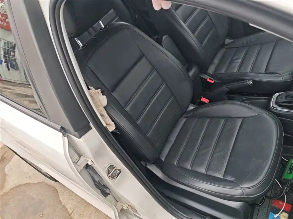 Volkswagen Polo 2014 1.6L Automatic Luxury Edition фото 25