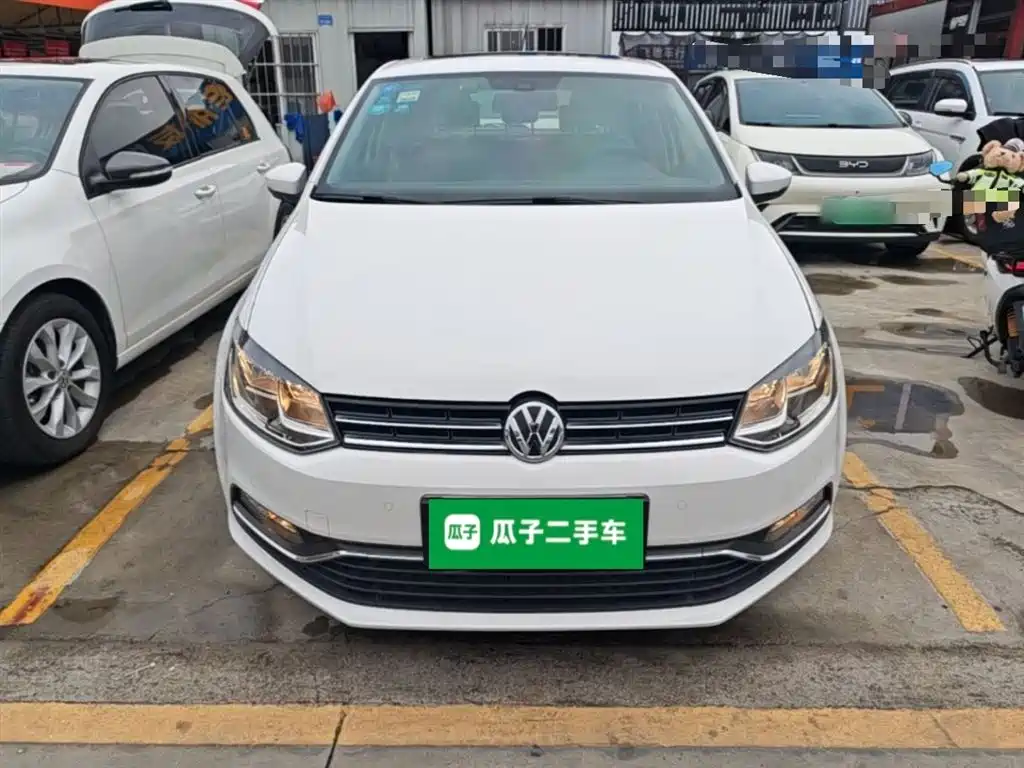 Volkswagen Polo 2014 1.6L Automatic Luxury Edition фото 3