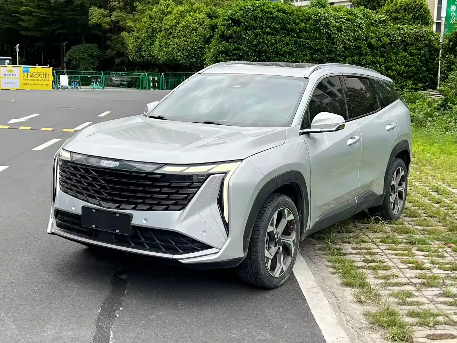 Фото 1 - Geely Atlas L