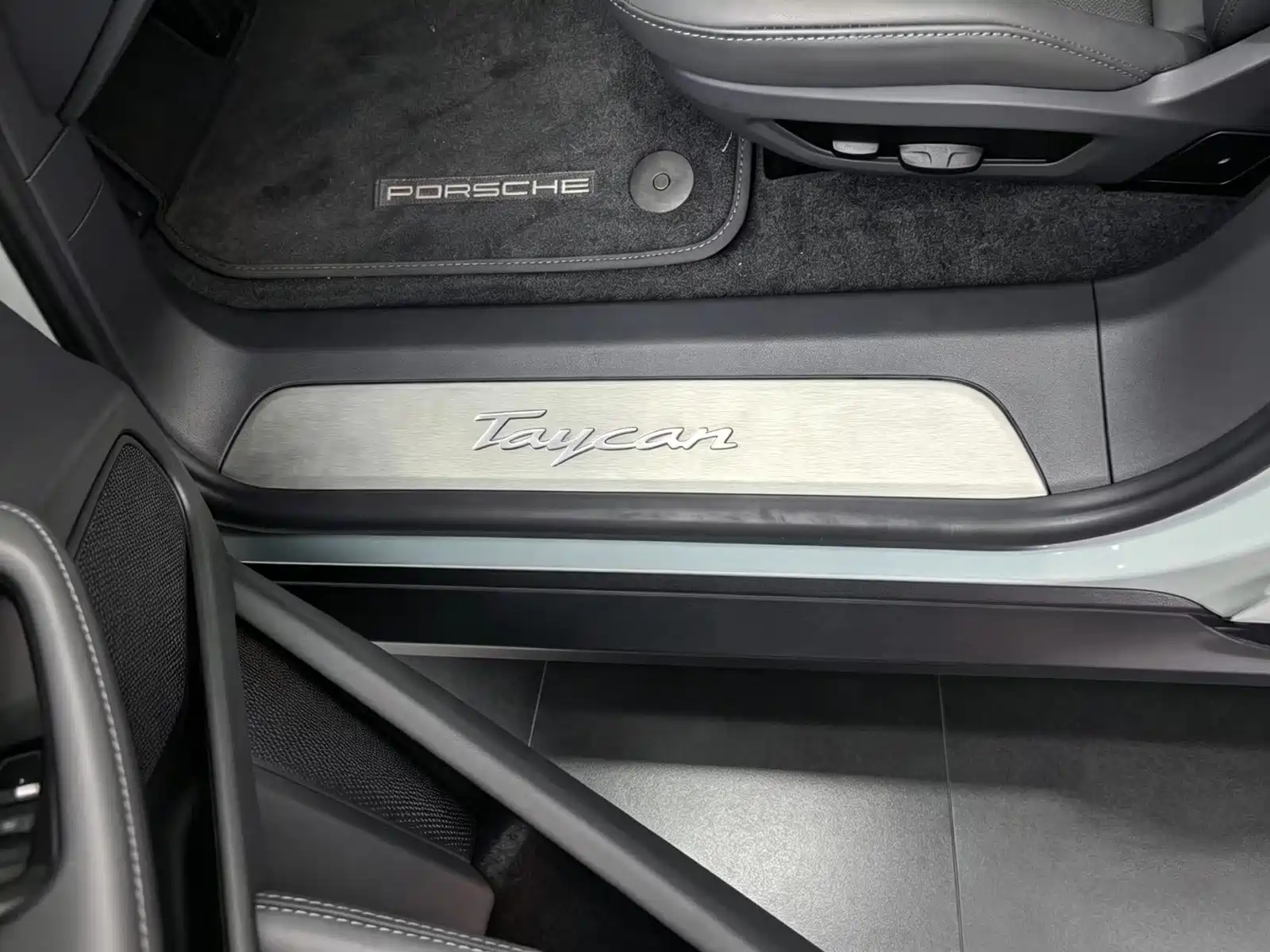 Photo 6 - Porsche Taycan