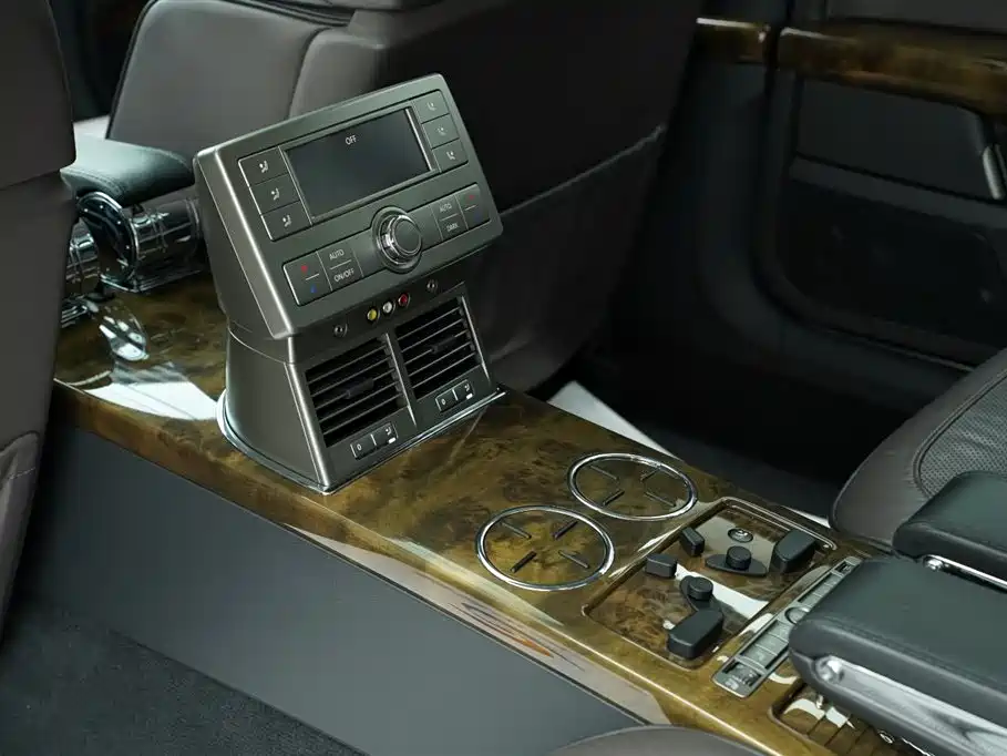 Volkswagen Phaeton 2012 4.2L Luxury Custom фото 17