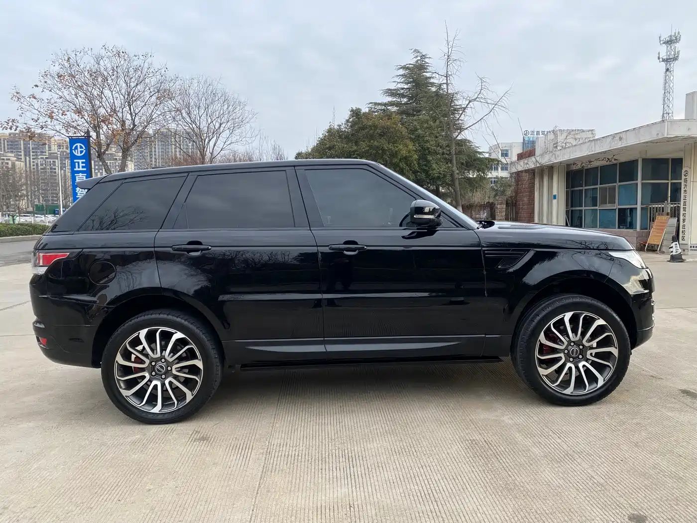 Land Rover Range Rover Sport 2017 3.0 SC V6 SE фото 18