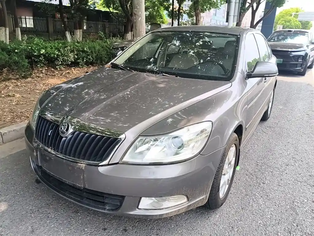 Škoda Octavia 2015 Classic 1.6L Automatic Elite Edition фото 2