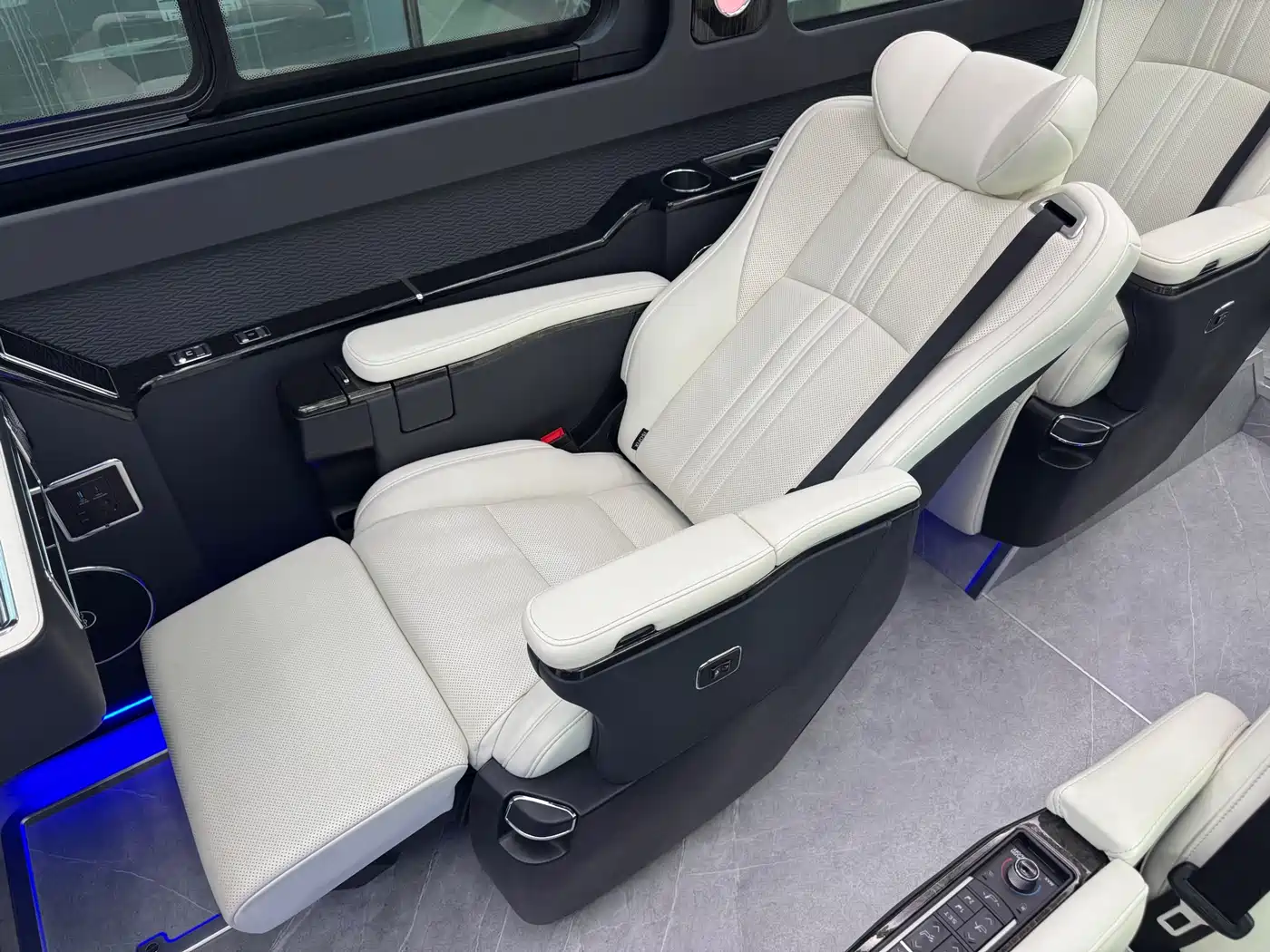 Hongqi Guoyue 2024 3.0T Flagship Edition 17-seater фото 18