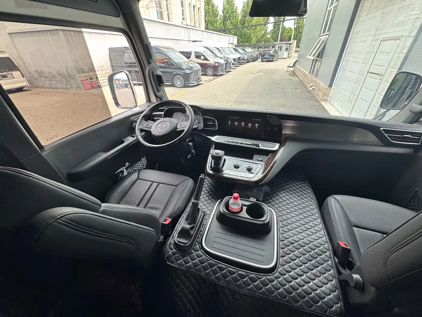 Hongqi Guoyue 2024 3.0T Flagship Edition 17-seater фото 29