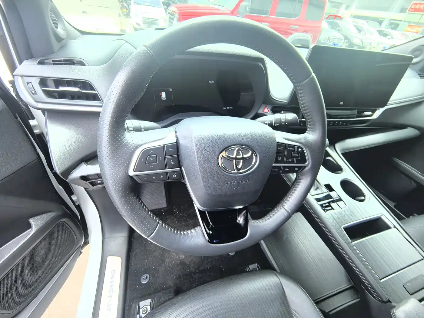 Toyota Sienna 2023 2.5L Hybrid Platinum Edition фото 7