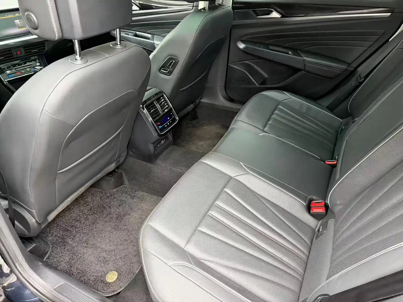 Volkswagen Passat 2024 380TSI Starlight Dragon Soaring Edition фото 12