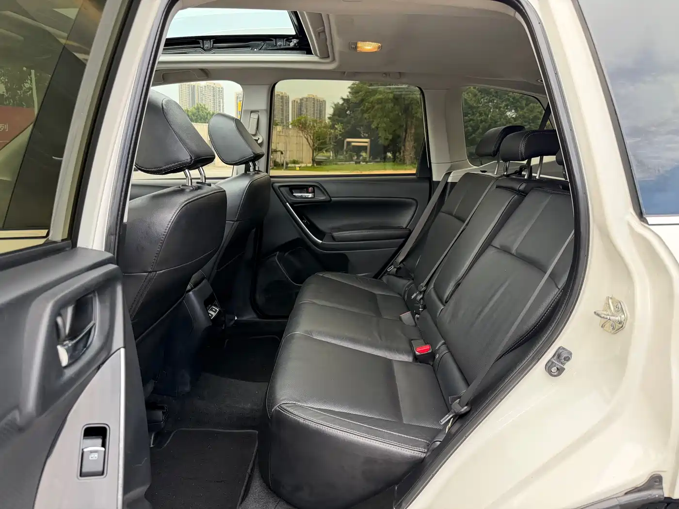 Subaru Forester 2016 2.5i Prestige Navigation Edition фото 9