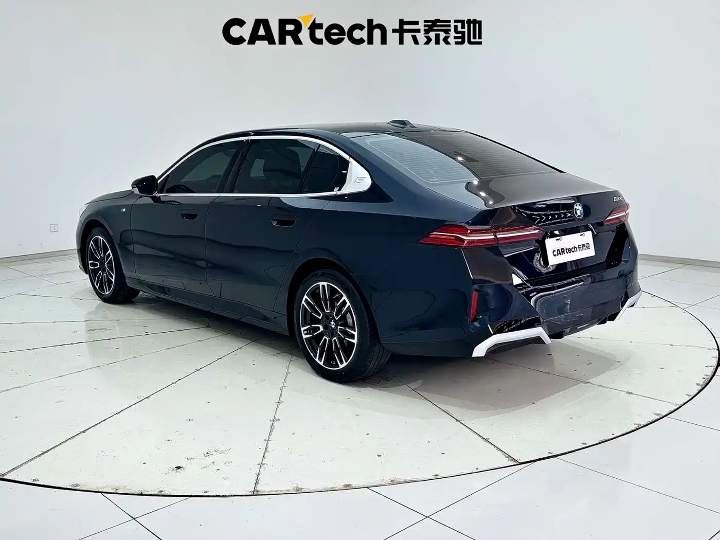 BMW 5 Series 2025 530Li Leading M Sport Package фото 7