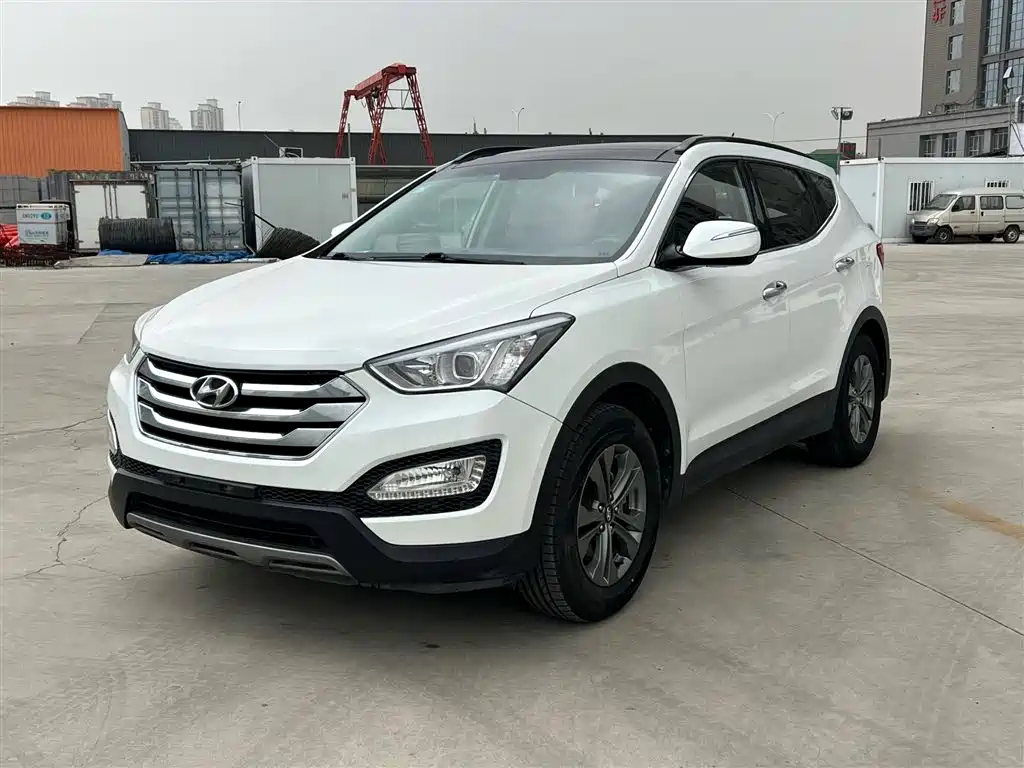 Hyundai Santa Fe 2013 Model 2.4L Automatic 2WD Smart