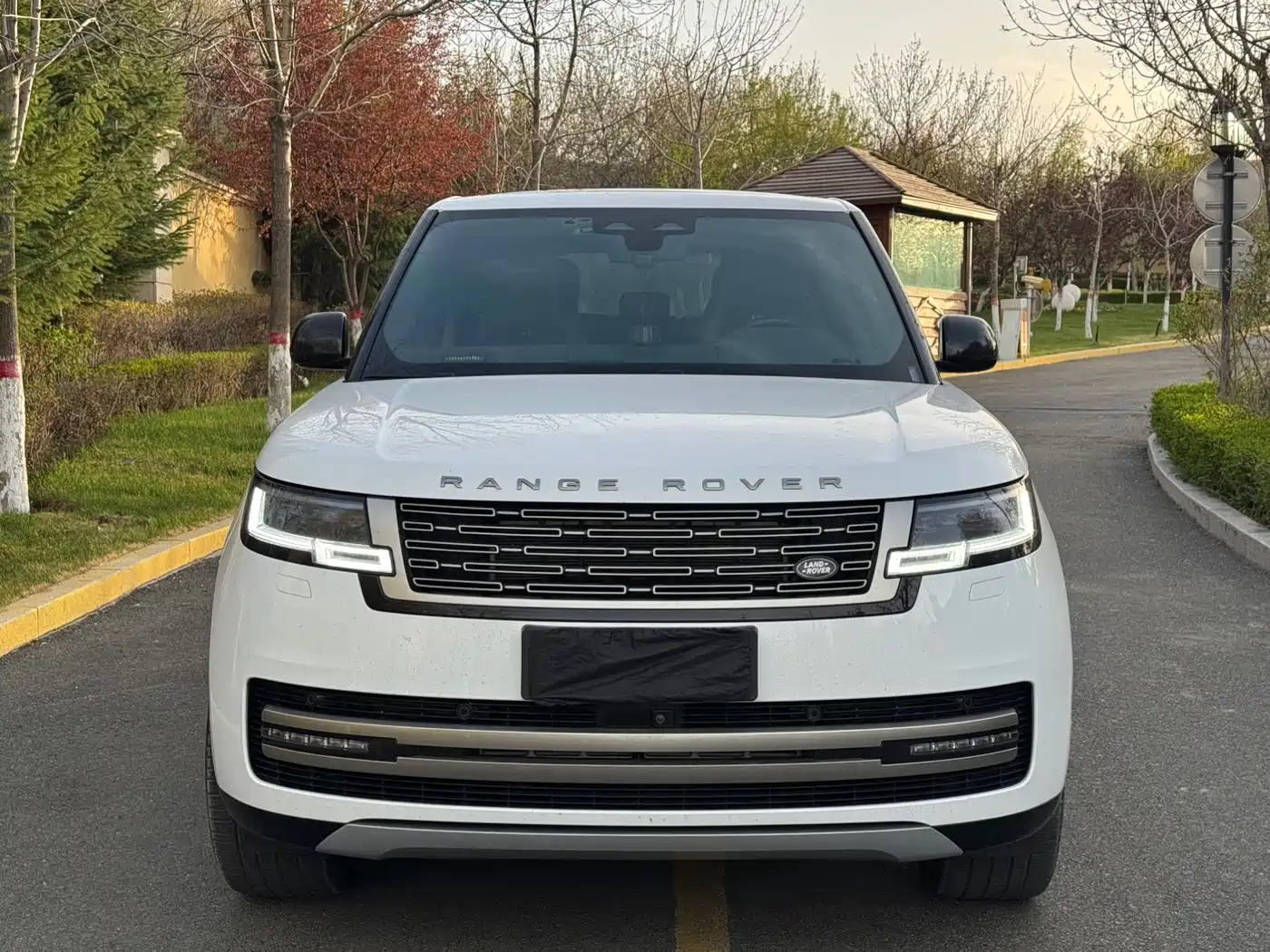 Land Rover Range Rover 2023 3.0 L6 400PS Golden Age 7-Seater Long Wheelbase фото 2