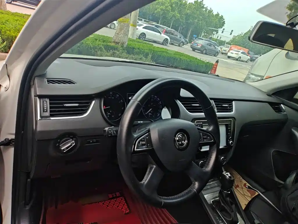Škoda Octavia 2016 1.6L Automatic Smart Edition фото 10