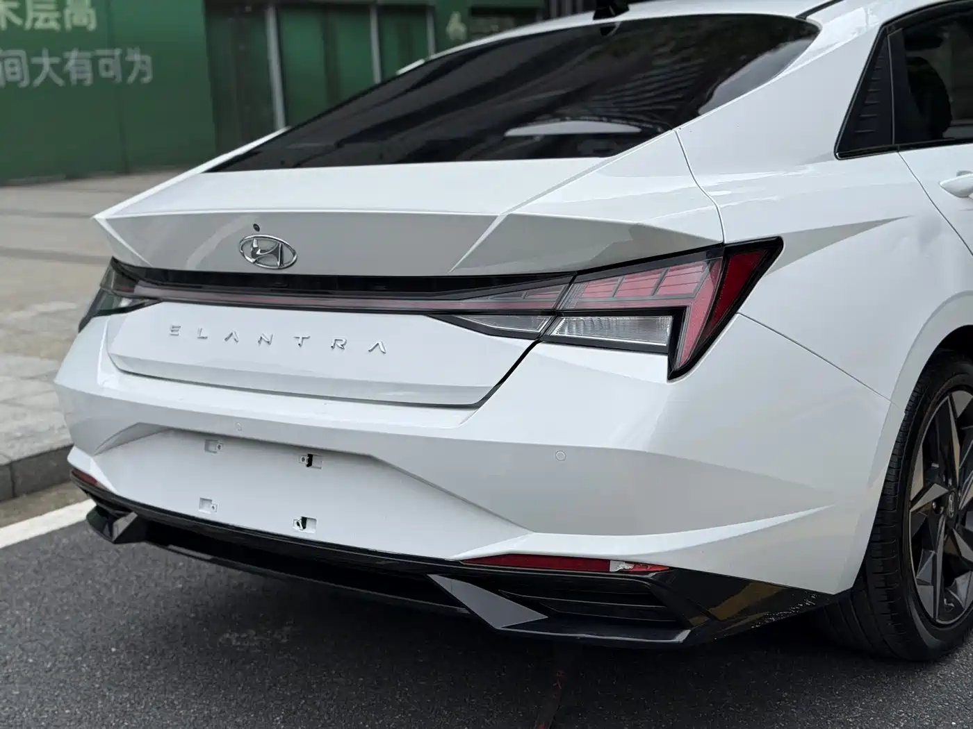 Hyundai Elantra 2021 1.5L CVT LUX Premium Edition фото 8