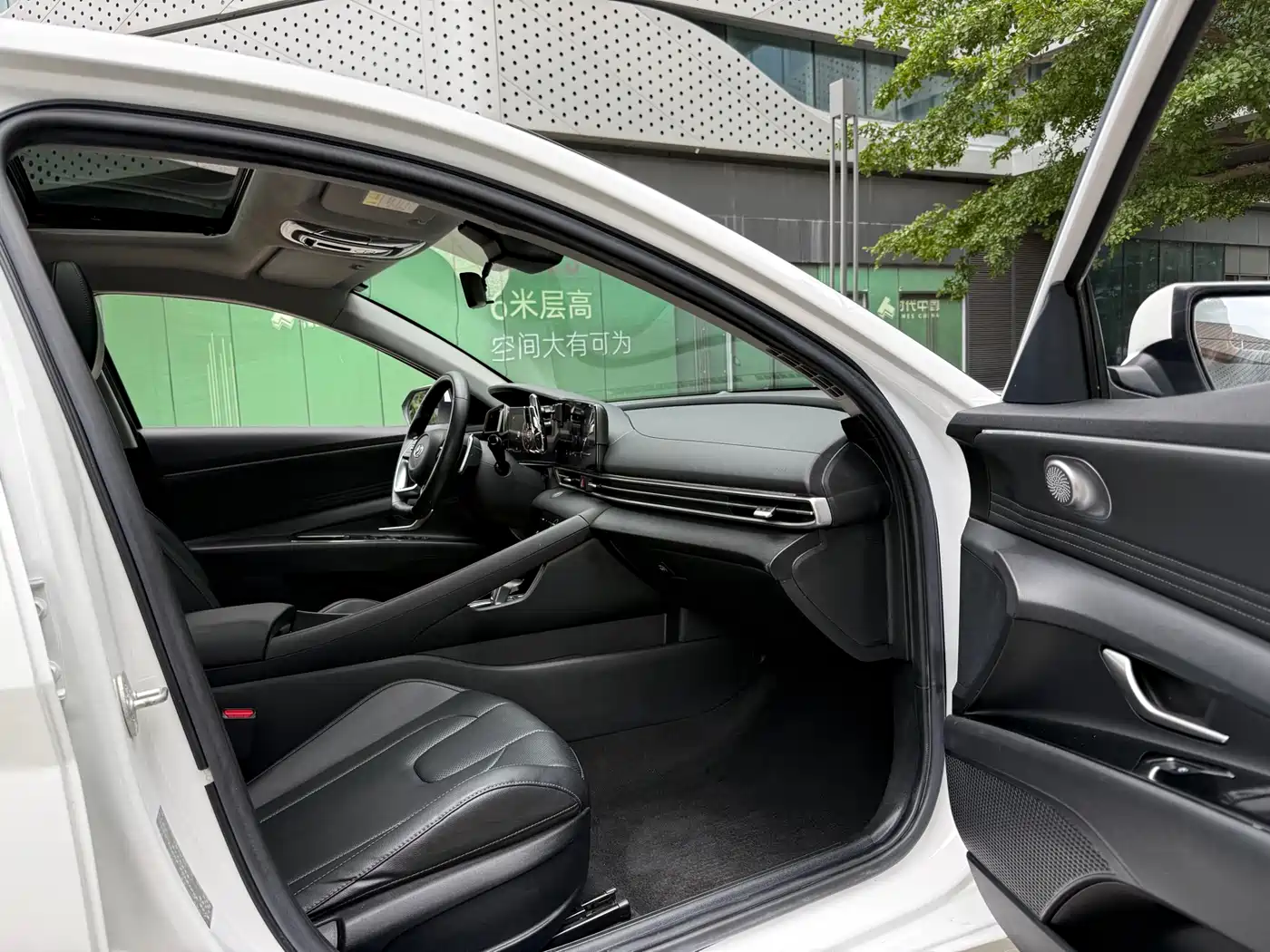 Hyundai Elantra 2021 1.5L CVT LUX Premium Edition фото 14