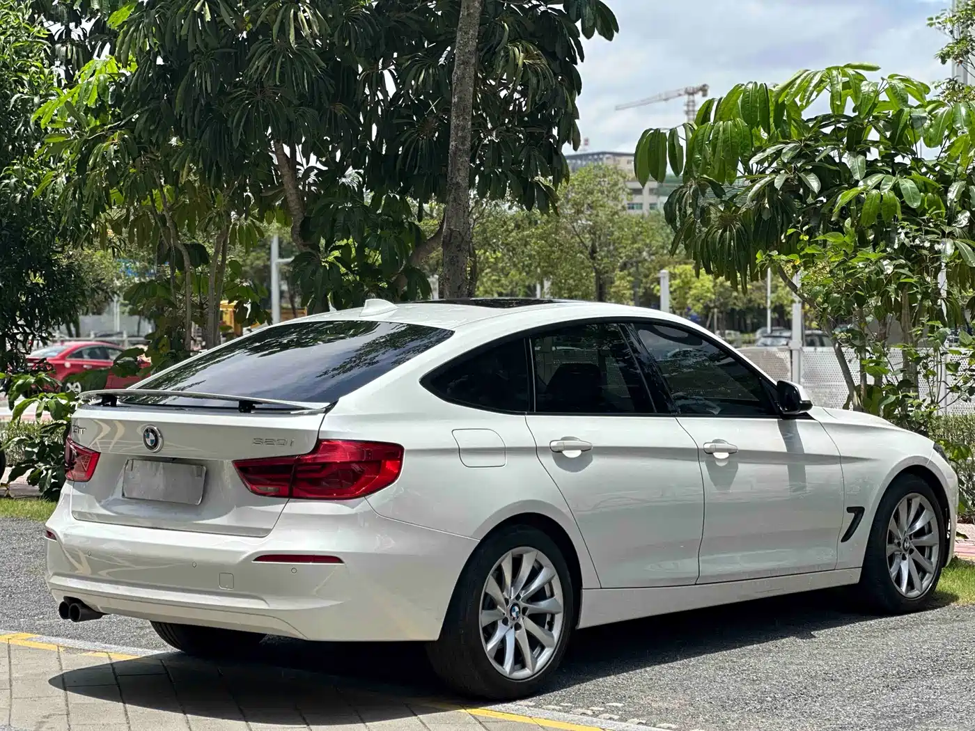 BMW 3 Series GT 2018 320i Fashion фото 13