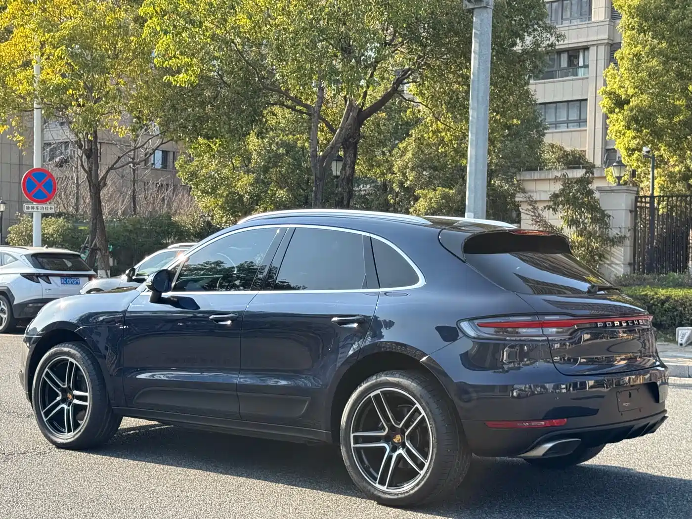 PORSCHE MACAN