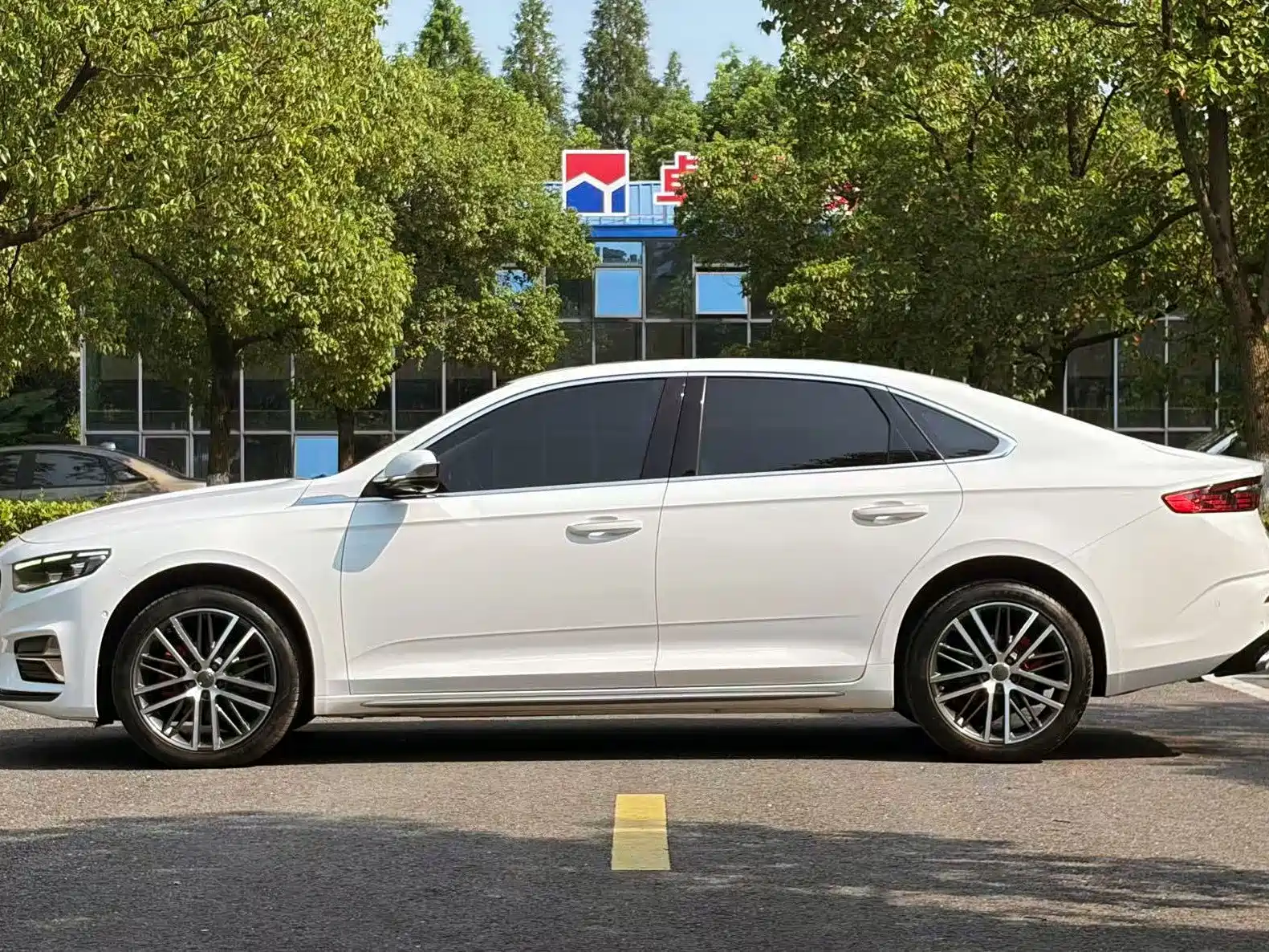 Фото 8 - Geely Preface