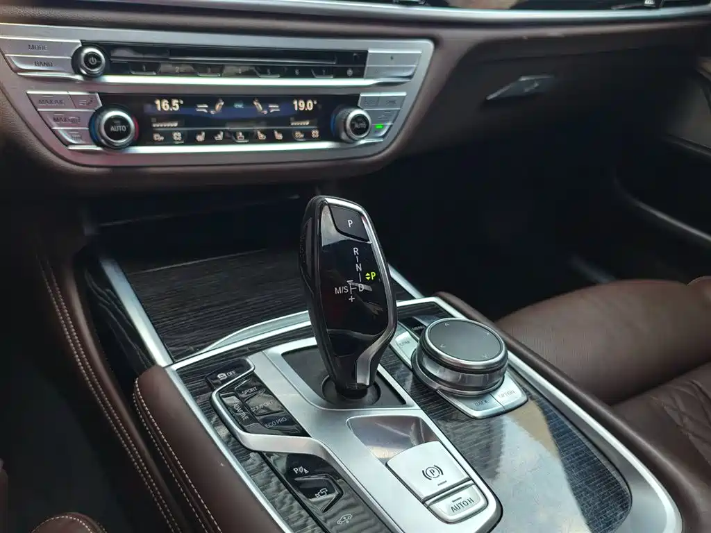 BMW 7 Series 2016 740Li Leading Edition фото 15