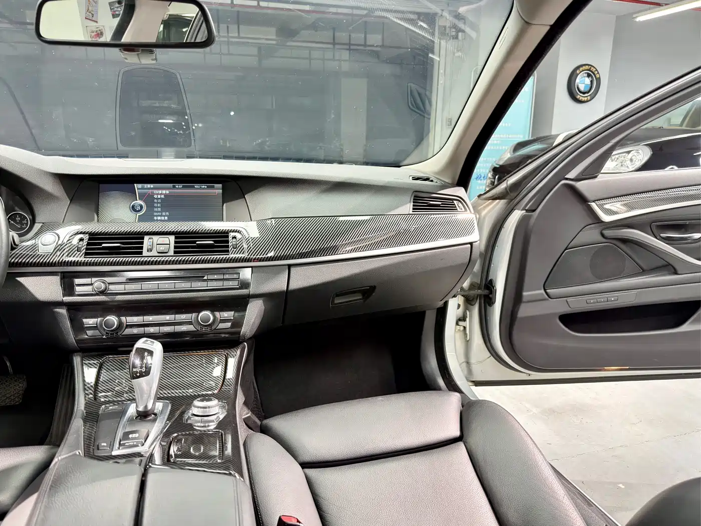 BMW 5 Series 2011 528Li Luxury фото 15