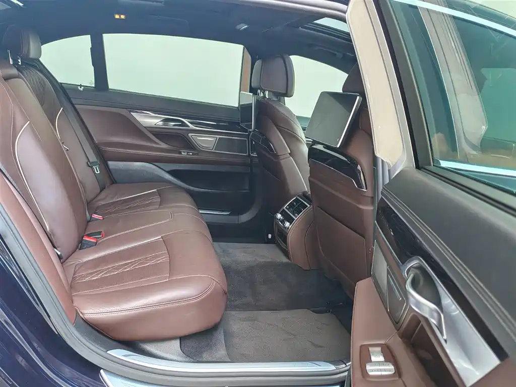 BMW 7 Series 2016 740Li Leading Edition фото 19