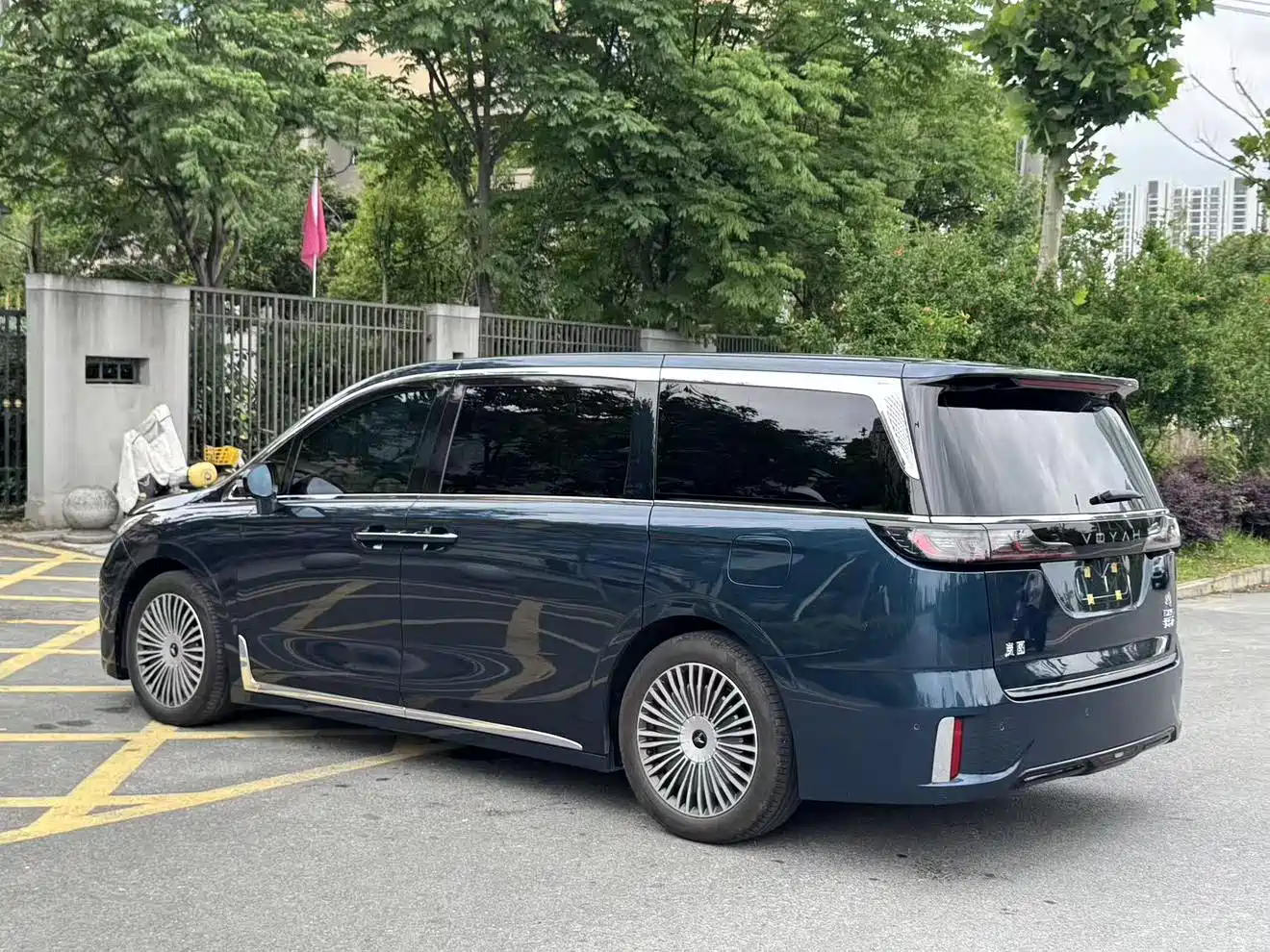 Voyah Auto Voyah Dreamer 2025 PHEV AWD Flagship Kunpeng Edition фото 6