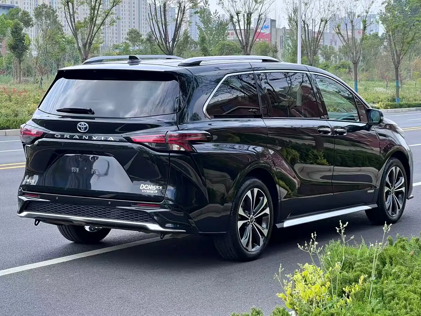 Toyota Granvia 2024 2.5L Hybrid Premium PLUS фото 5
