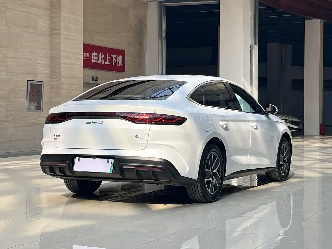 BYD Qin PLUS 2024 Glory Edition DM-i 120KM Surpass фото 14
