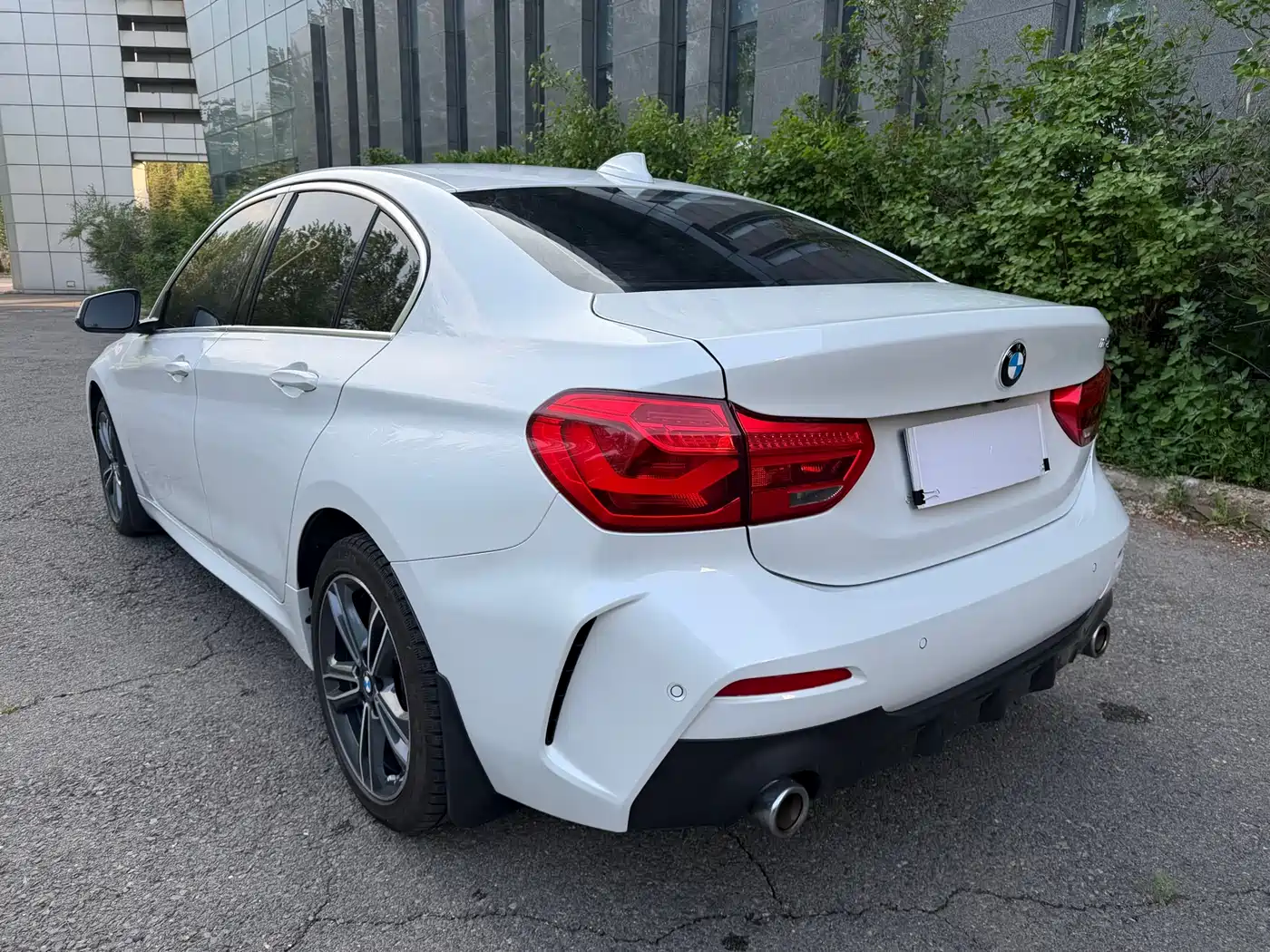 BMW 1 Series 2023 120i M Sport фото 5