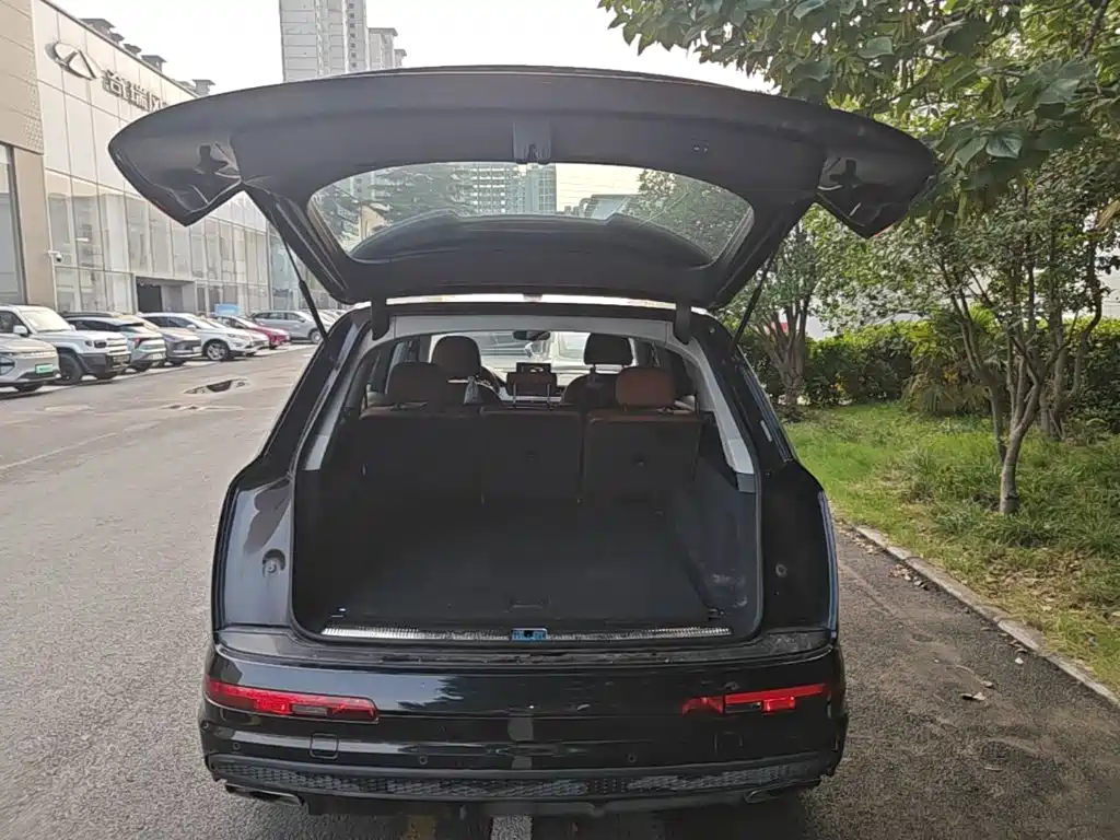 Фото 19 - Audi Q7