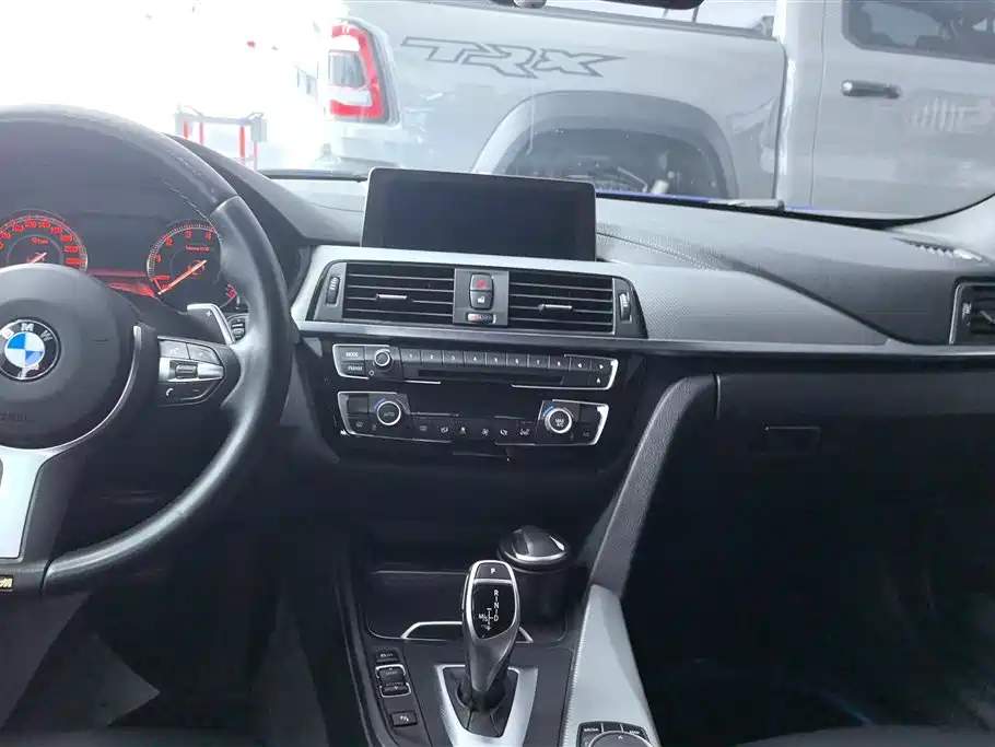 BMW 3 Series 2018 320i M Sport Black Night Edition фото 13