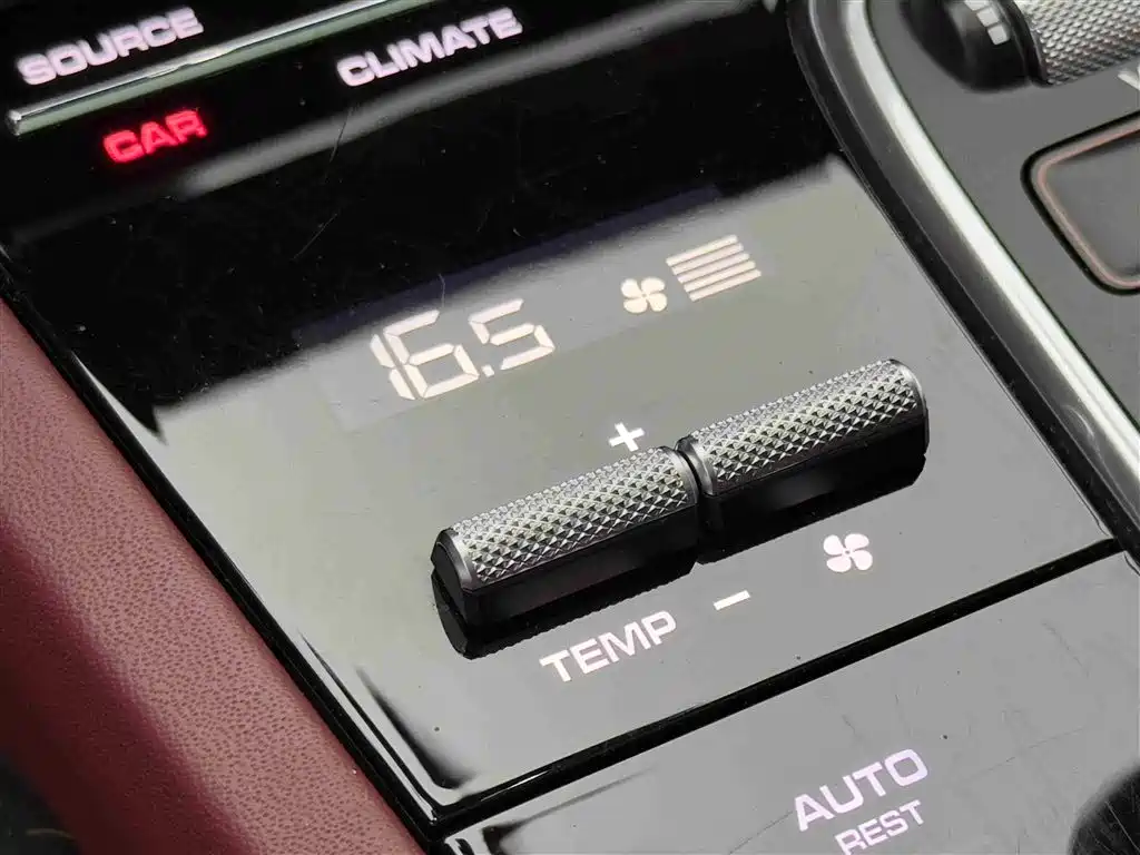 Porsche Cayenne New Energy 2023 Cayenne E-Hybrid 2.0T Platinum Edition фото 17