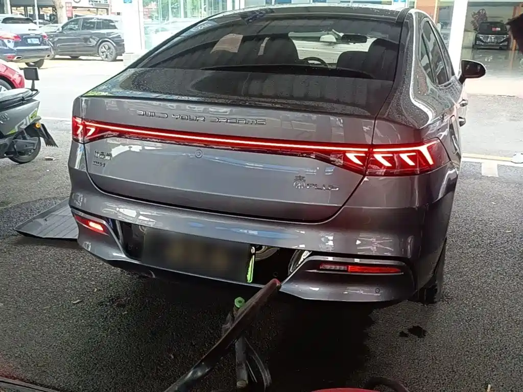 BYD Qin PLUS 2024 Glory Edition DM-i 55KM Leading фото 7