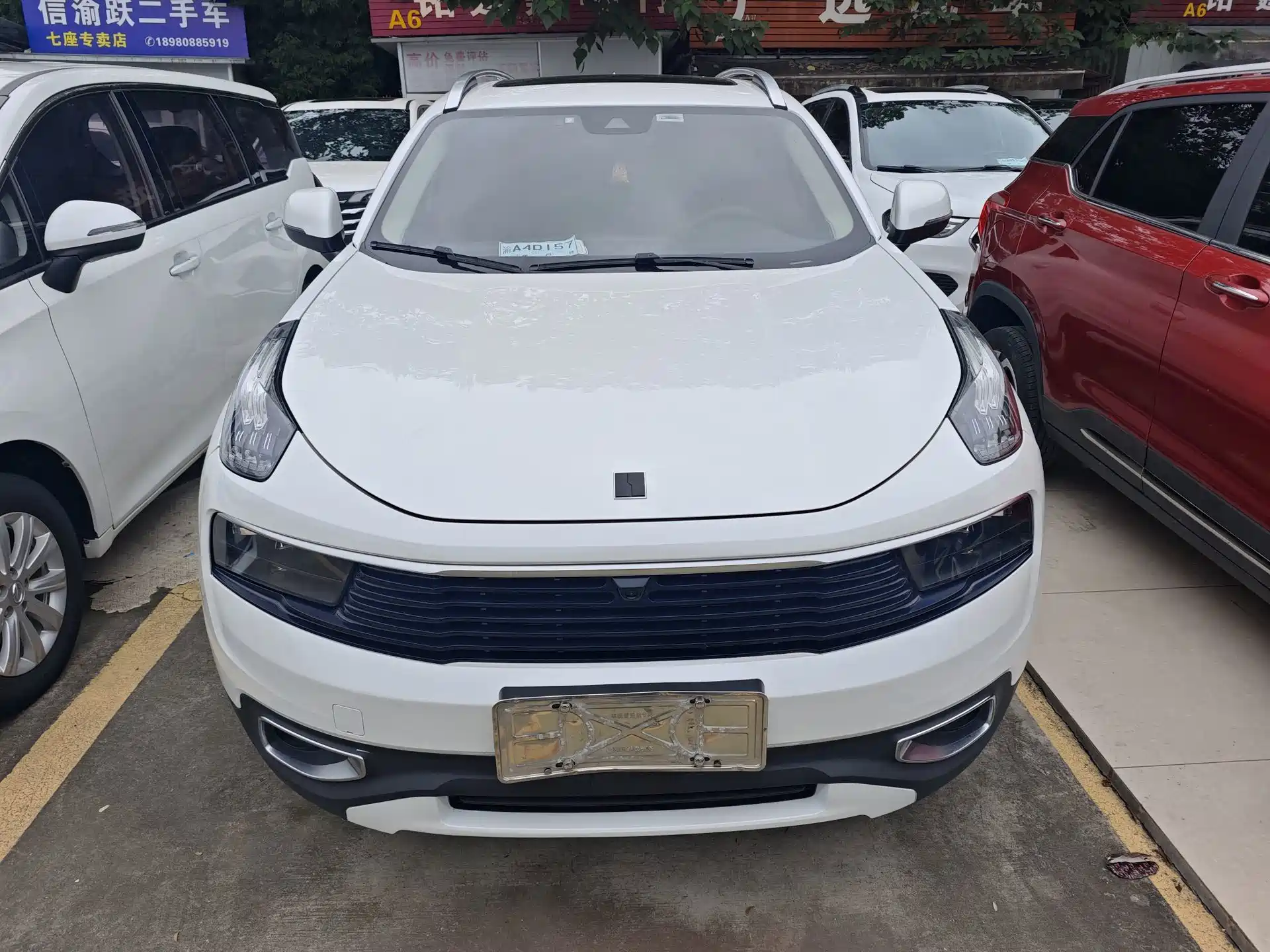Фото 2 - Lynk & Co 01