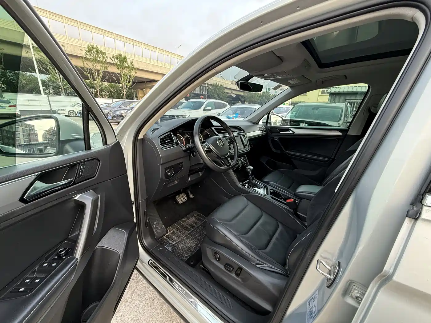 Volkswagen Tiguan L 2017 330TSI Automatic 2WD Luxury Edition фото 8