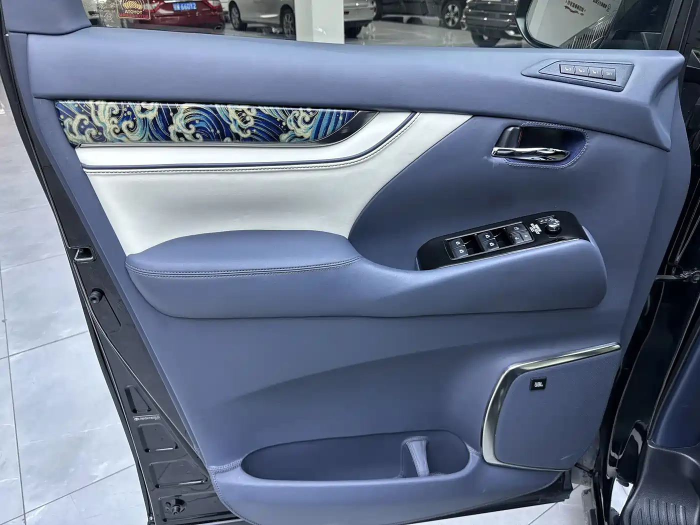 Toyota Alphard 2018 3.5L Luxury фото 12