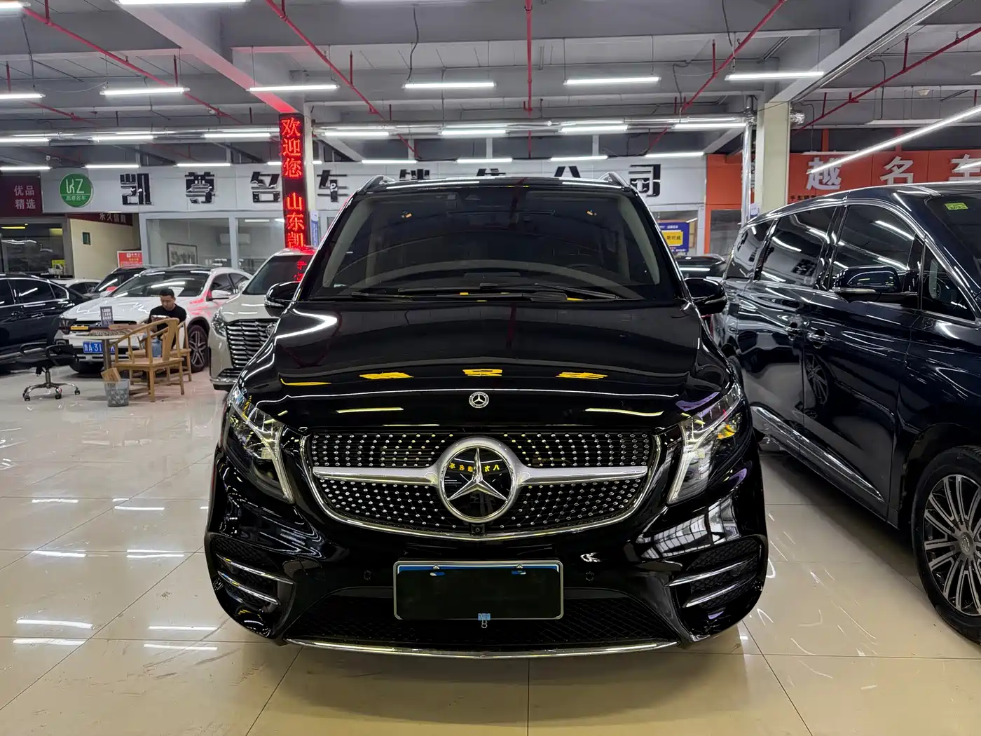 Mercedes-Benz V-Class 2022 V 260 L Long Wheelbase Luxury Edition фото 2