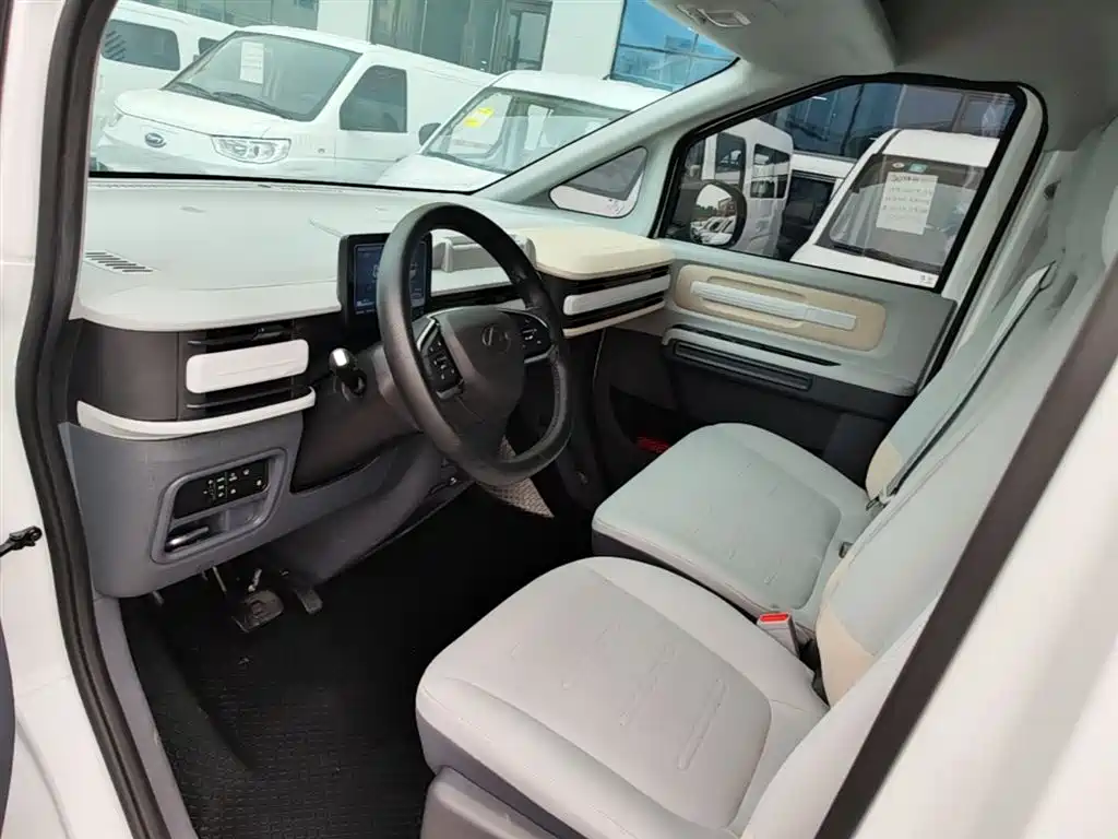 SAIC Maxus Dana V1 2023 Model V1 Short Wheelbase High Roof (43kWh) фото 16