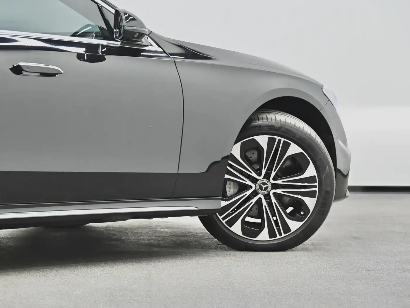 Mercedes-Benz E-Class New Energy 2024 E 350 e L Plug-in Hybrid Sedan фото 30
