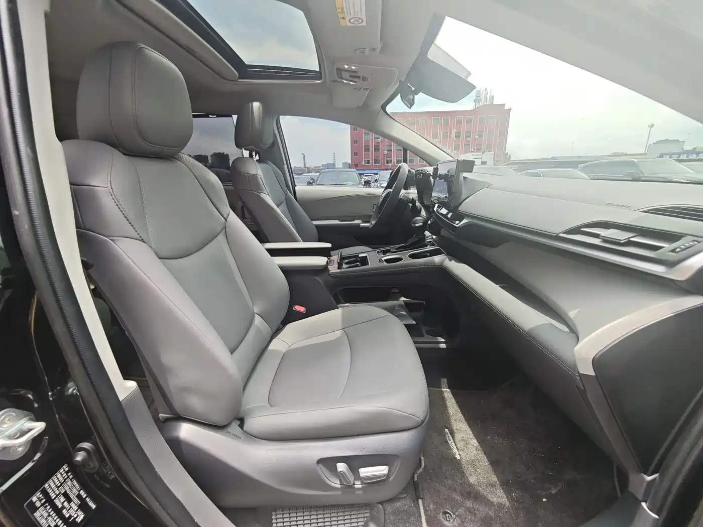 Toyota Sienna 2024 2.5L Hybrid Luxury Edition фото 13