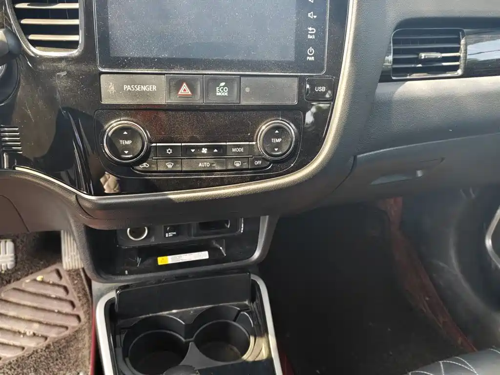 MITSUBISHI OUTLANDER