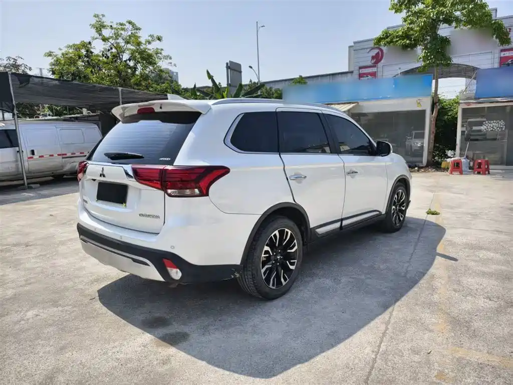 MITSUBISHI OUTLANDER