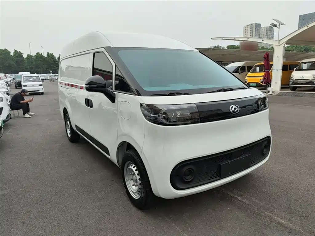 SAIC Maxus Dana V1 2023 Model V1 Short Wheelbase High Roof (43kWh) фото 4