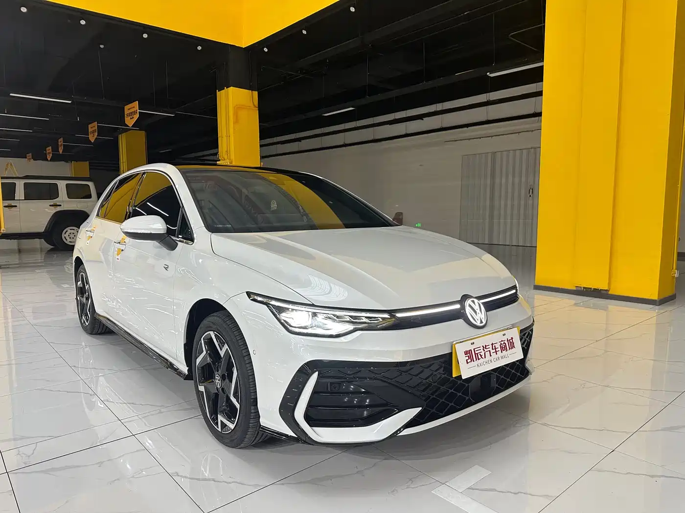 Volkswagen Golf 2025 Facelift 300TSI R-Line фото 2